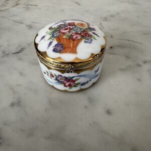 Andrea By Sadek Goldtone Trim 2" Round Flower Bouquet Trinket‎ Box w/ Hinged Lid